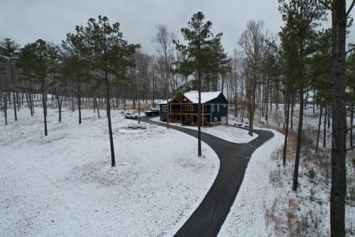 冬のMountain Escape - OFF THE GRID "Union County, GA STR License # O21020"の様子