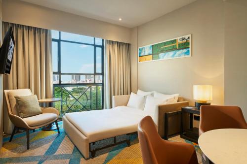 ein Hotelzimmer mit einem Bett und einem Fenster in der Unterkunft Holiday Inn Express & Suites Singapore Novena, an IHG Hotel in Singapur