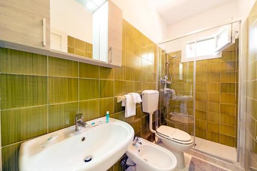 a bathroom with a sink and a toilet at Villa Cecilia - Appartamenti in Procchio