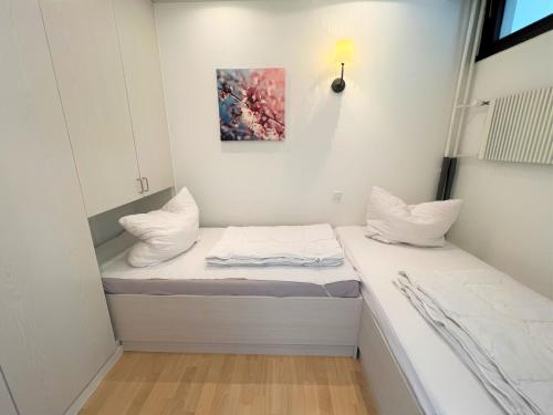 Cette petite chambre comprend un lit et une fenêtre. dans l'établissement Ferienpark Sierksdorf App 369 - Strandlage, à Sierksdorf