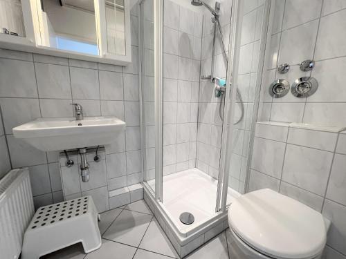 La salle de bains est pourvue d'une douche, de toilettes et d'un lavabo. dans l'établissement Ferienpark Sierksdorf App 369 - Strandlage, à Sierksdorf
