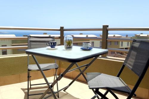 einen Tisch und zwei Stühle auf dem Balkon in der Unterkunft Atlantic Star - duplex with ocean views in Puerto del Rosario