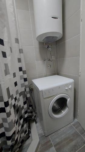 uma pequena casa de banho com um WC com aflush em Apartman Milica em Vršac