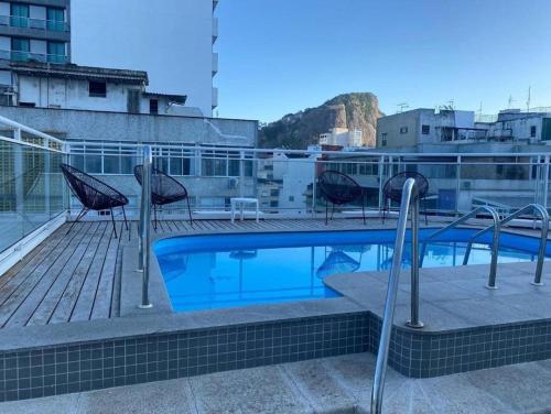 una piscina en la azotea de un edificio en MARCOLINI - South Beach - Copacabana, en Río de Janeiro