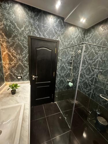 La salle de bains est pourvue d'une douche, d'une baignoire et d'un lavabo. dans l'établissement Cozy Elite One Bedroom Apartment, à Sheikh Zayed