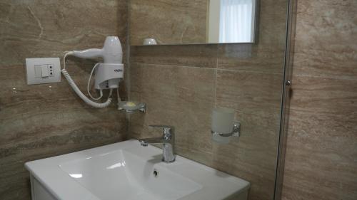 a bathroom with a sink and a mirror at Hotel Luris in Golem
