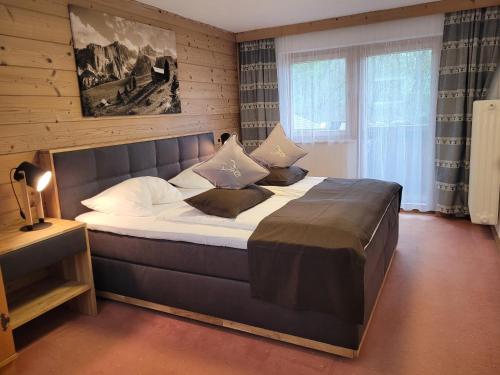 een slaapkamer met een groot bed in een kamer bij Haus Kohlberghof in Bichlbach