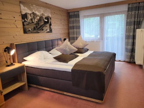um quarto com uma cama grande num quarto em Haus Kohlberghof em Bichlbach