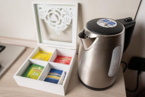 a coffee pot sitting on a table next to a box at Alice&Leo's near METRO M1 RED parking gratis METRO LINE IN 14 MIN FOR CATHEDRAL in Sesto San Giovanni