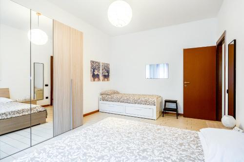 - une chambre avec 2 lits et un miroir dans l'établissement Alice&Leo's near METRO M1 RED parking gratis METRO LINE IN 14 MIN FOR CATHEDRAL, à Sesto San Giovanni