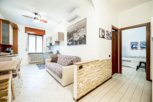 a living room with a couch and a table at Alice&Leo's near METRO M1 RED parking gratis METRO LINE IN 14 MIN FOR CATHEDRAL in Sesto San Giovanni