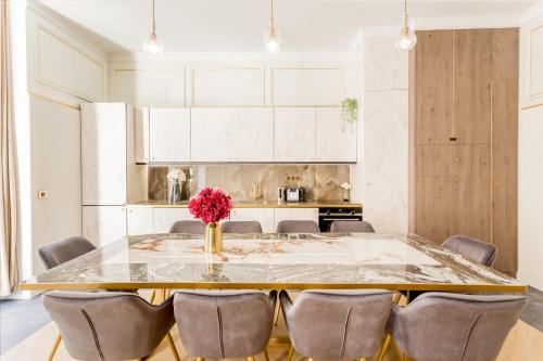 uma sala de jantar com uma grande mesa e cadeiras em Luxury 4 bedroom 4 bathroom Apartment - Louvre em Paris