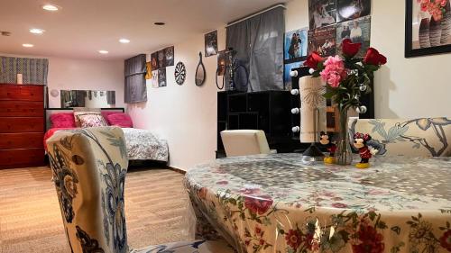 Posezení v ubytování Garden Suite 30 Mins to NYC, Mins to EWR, Prudential Center, NJPACK