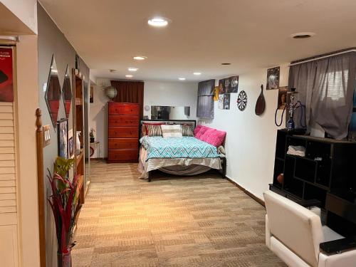 ein kleines Schlafzimmer mit einem Bett und einer Küche in der Unterkunft Garden Suite 30 Mins to NYC, Mins to EWR, Prudential Center, NJPACK in Belleville