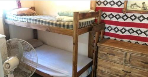 Łóżko piętrowe w pokoju z wentylatorem w obiekcie Doña Vicenta w mieście Pilar
