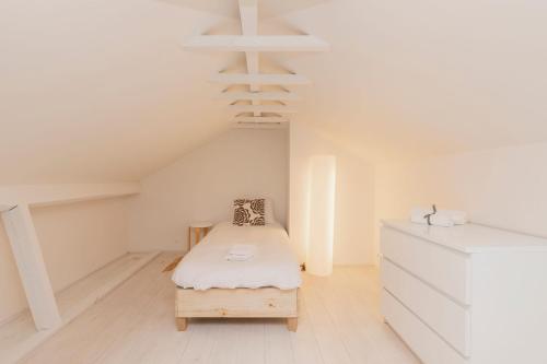 Spacious 4BDR Flat in Areeiro by LovelyStay