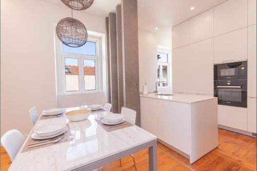 Spacious 4BDR Flat in Areeiro by LovelyStay