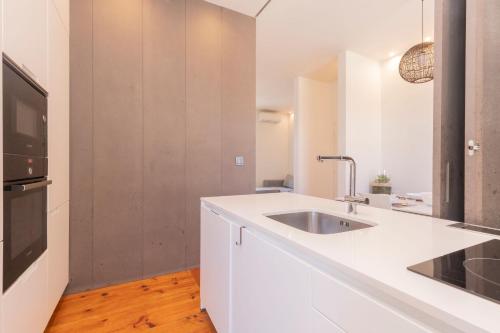 Spacious 4BDR Flat in Areeiro by LovelyStay