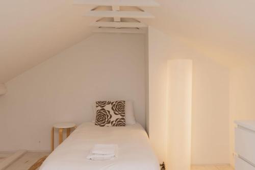 Spacious 4BDR Flat in Areeiro by LovelyStay