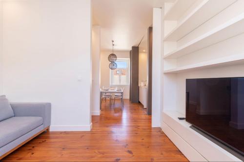 Spacious 4BDR Flat in Areeiro by LovelyStay