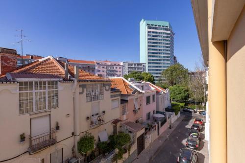 Spacious 4BDR Flat in Areeiro by LovelyStay