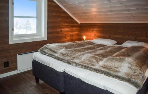 un grande letto in una stanza con finestra di Gorgeous Home In Gol With House A Mountain View a Gol
