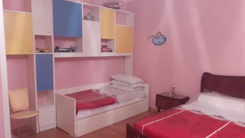 ein kleines Zimmer mit einem Bett und einem Regal mit Handtüchern in der Unterkunft Relais dei due Mari in Carmiano