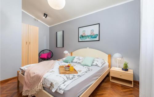 een slaapkamer met een bed en een houten vloer bij Beautiful Home In Medulin With 1 Bedrooms And Wifi in Medulin