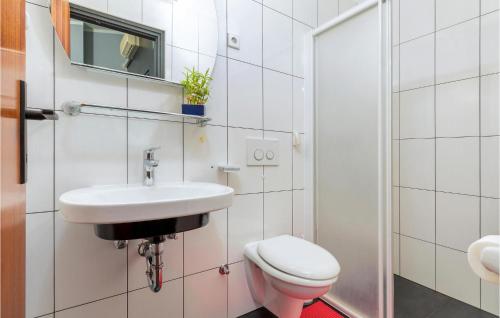 een badkamer met een toilet en een wastafel bij Beautiful Home In Medulin With 1 Bedrooms And Wifi in Medulin