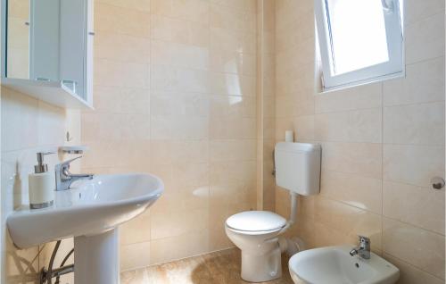 Ένα μπάνιο στο 3 Bedroom Nice Apartment In Milna