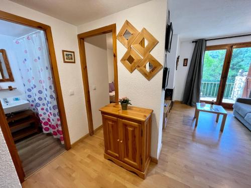 een woonkamer met een bank en een tafel bij C20 - Alojamiento en Edif. Pirineos Cerler - Villmor in Cerler