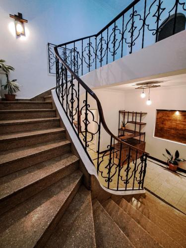- un escalier dans une maison avec rampe d'escalier dans l'établissement Qaway, à Salta