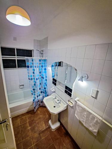 La salle de bains est pourvue d'un lavabo et d'un miroir. dans l'établissement Qaway, à Salta