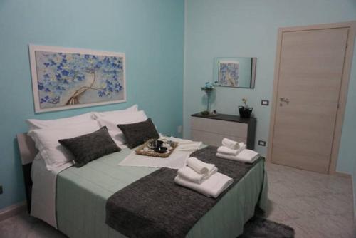 サン・チェザーリオ・ディ・レッチェにあるLa Rosa del Salentoのベッドルーム1室(タオル付)