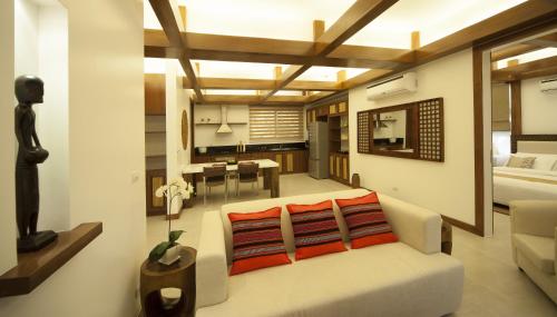 un salon avec un canapé et une salle à manger dans l'établissement Vida Homes Condo Resort, à Dauin