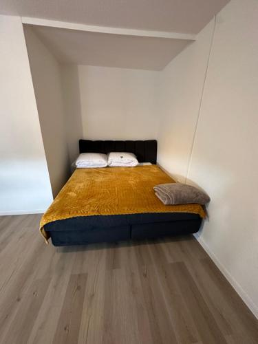 ein Schlafzimmer mit einem Bett in einem Zimmer mit Holzboden in der Unterkunft Apartment City und Stadionnah I Privatparkplatz inklusive I in Dortmund