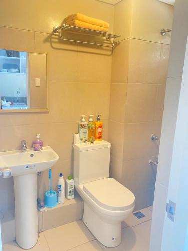La salle de bains est pourvue de toilettes et d'un lavabo. dans l'établissement Samal Island Kembali Condo Resort, 