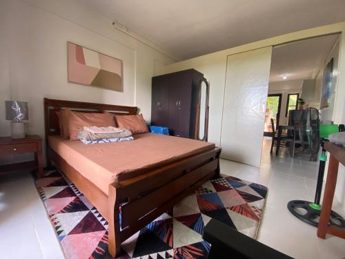 - une chambre avec un lit dans une pièce dotée d'un tapis dans l'établissement Samal Island Kembali Condo Resort, 