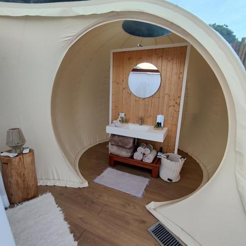a circular bathroom with a sink in a dome tent at Bubble Pingo do Mula Serra da Canastra in São Roque de Minas
