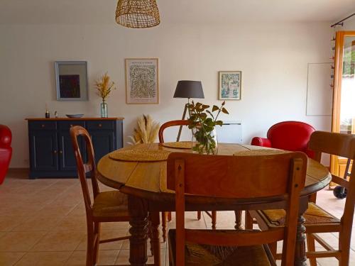 a dining room with a table and chairs at Gîte de la cour in Arçais