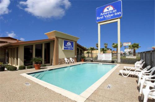 Πισίνα στο ή κοντά στο Americas Best Value Inn Angleton
