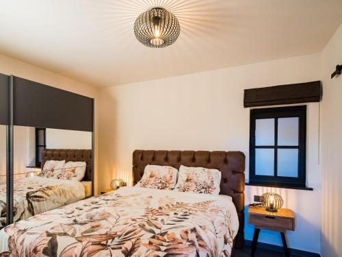 een slaapkamer met 2 bedden en een spiegel bij Welldone Resort / Cozy Wine in Nieuwerkerken