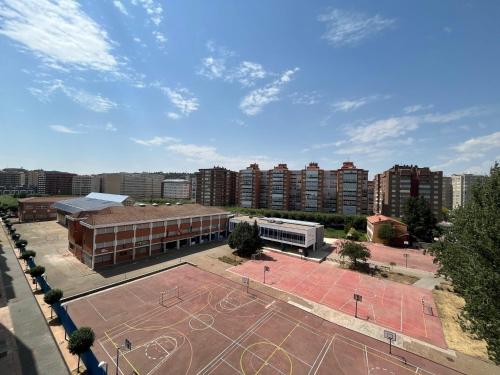 una cancha de baloncesto vacía en una ciudad con edificios en Agradable Apartamento en el Centro de Burgos parking incluido ATUAIRE, en Burgos