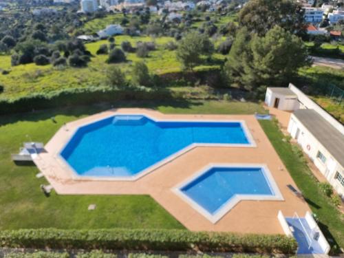 uma vista aérea de uma casa com uma grande piscina em Apartamento da Praia com jacuzzi em Portimão