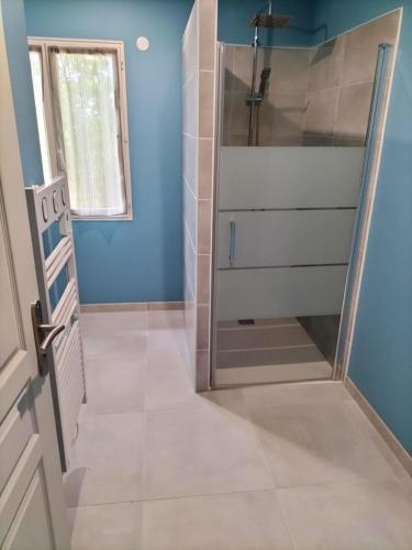 une salle de bain avec douche à l'italienne et murs bleus dans l'établissement Bienvenue dans la maison du Ch’ti du Périgord noir, à Audrix