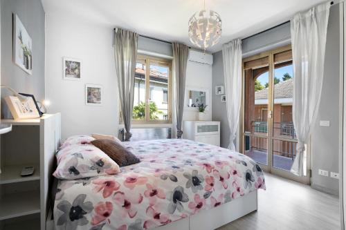 um quarto com uma cama com colcha floral em Casa del Sole em Lesa