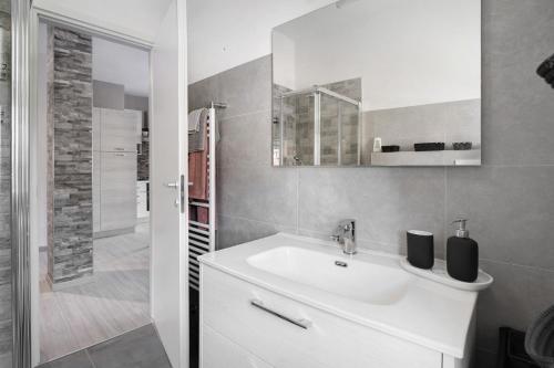 uma casa de banho branca com um lavatório e um chuveiro em Casa del Sole em Lesa