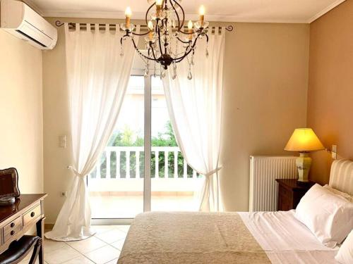 a bedroom with a bed and a large window at Villa Zose' luz in Káto Ássos