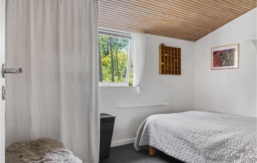 una camera con letto e finestra di 3 Bedroom Beautiful Home In Jgerspris a Jægerspris