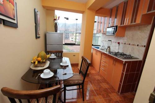 uma cozinha com mesa e cadeiras num quarto em Appartments in Cusco em Cusco